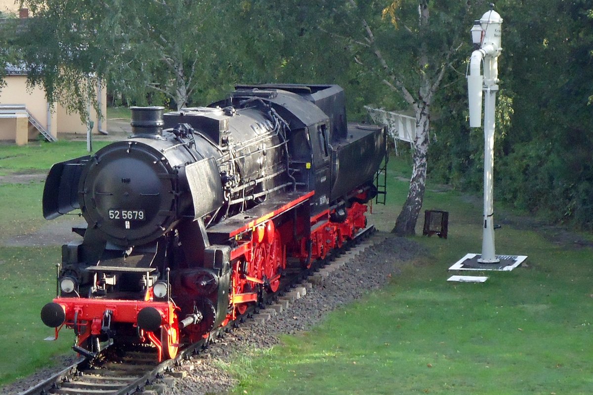 Beim Bahnhof von Falkenberg (Elster) steht 52 5679 am 23 September 2014 nocch immer schön zu wesen. 