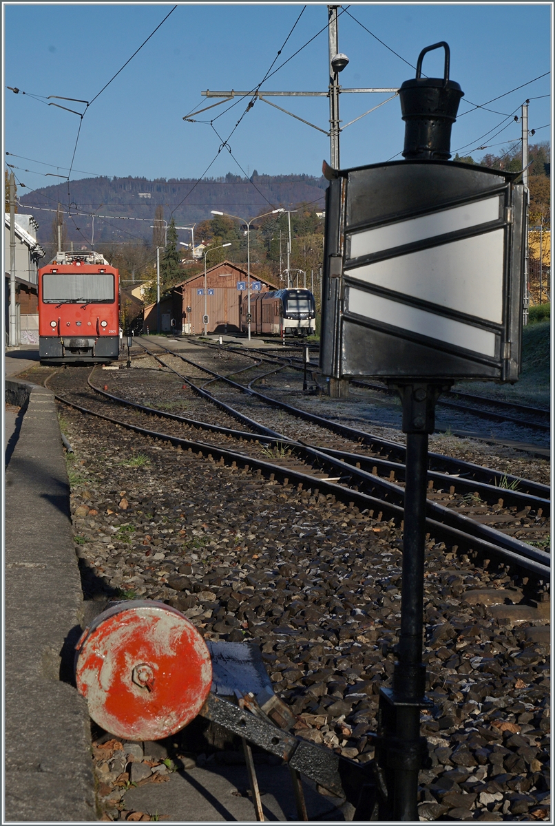Beim Blonay-Chamby Bahnhof steht die MOB HGem 2/2 2501, welche die MVR X464 gegebenfalls gegen die Schneemassen auf den Les Pléiades schieben soll. 

16. November 2024