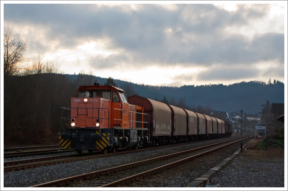 Beim letztem Licht....
Die Lok 42 (277 902-3) der KSW  (Kreisbahn Siegen-Wittgenstein) eine MaK 1700 BB kommt am 16.01.2014 (16:35 Uhr) aus Betzdorf mit einem Coil-Güterzug in Herdorf an.