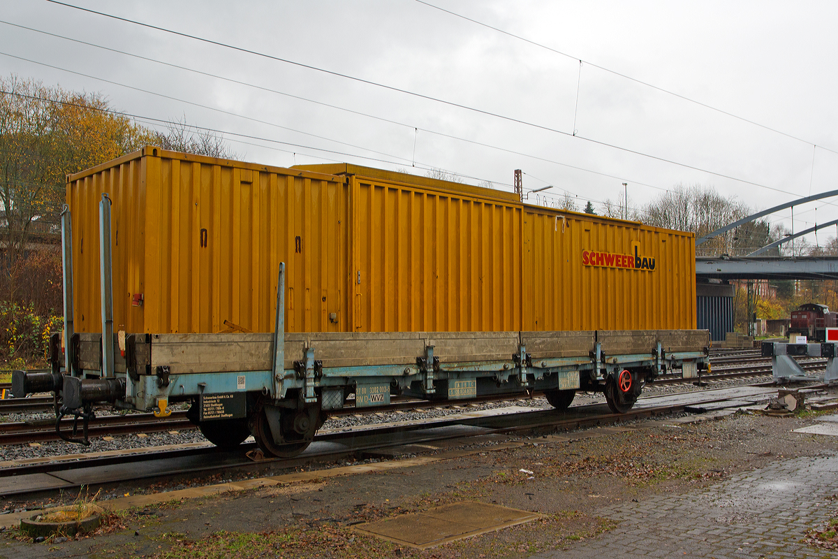 
Beiwagen zur LORAM Schienenschleifmaschine RG 48 II der Schweerbau, ein Flachwagen mit zwei Radsätzen der Gattung Kls, Betriebsnummer 27 80 3302 003-5 D-WVZ, mit umgebautem 40 Fuß Container, abgestellt am 16.11.2014 in Kreuztal.

Technische Daten:
Spurweite: 1.435 mm
Länge über Puffer: 13.860 mm
Ladelänge: 12.500 mm
Achsabstand: 8.000 mm
Eigengewicht: 12.000 kg
Zuladung: 20.000 kg