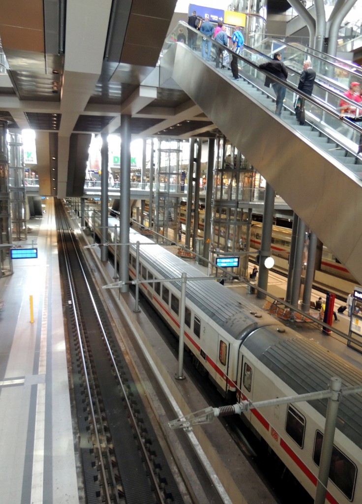 Berlin Hauptbahnhof, Innenansicht am 28.09.2013. Blick von er mittleren auf die untere Ebene.