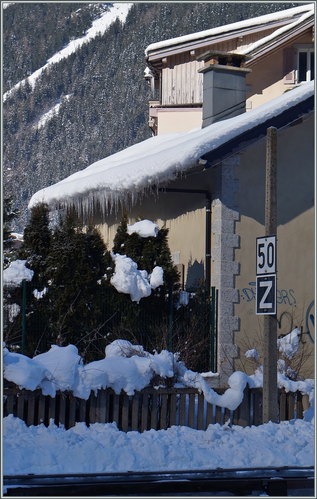 Besucher dieser herrlichen Seite kennen nun sicher die Bahn zum  Mer de Glace  (Gletschermeer), doch nicht nur Eis in  der Masse, sondern auch  stechende Nadeln  wie hier bei der Ausfahrt des Bahnhofs von Chamonix entdeckt, üben eine gewisse Faszination aus.
10. Feb. 2015