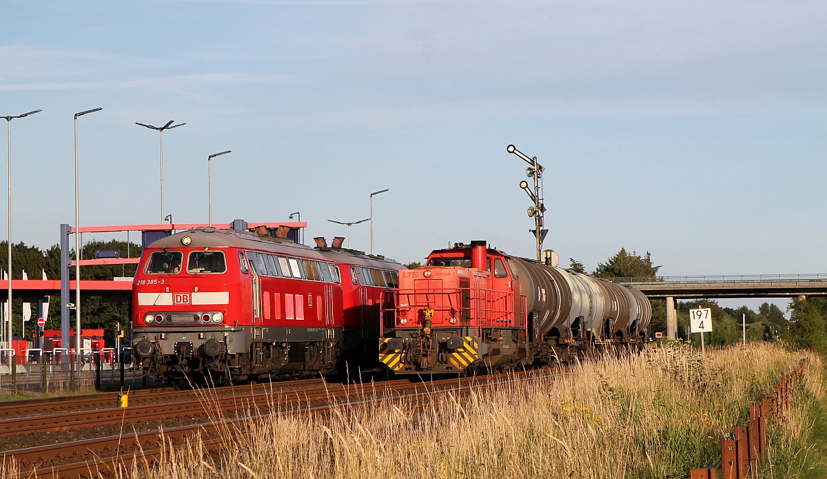 Bevor die 218 385 und 322 rangieren können muss erstmal die CFL Cargo 275 820(ex LTE 2150.901-3  Birgit ) mit dem neuen Treibstoff vorbei gelassen werden. Niebüll 06.07.2017