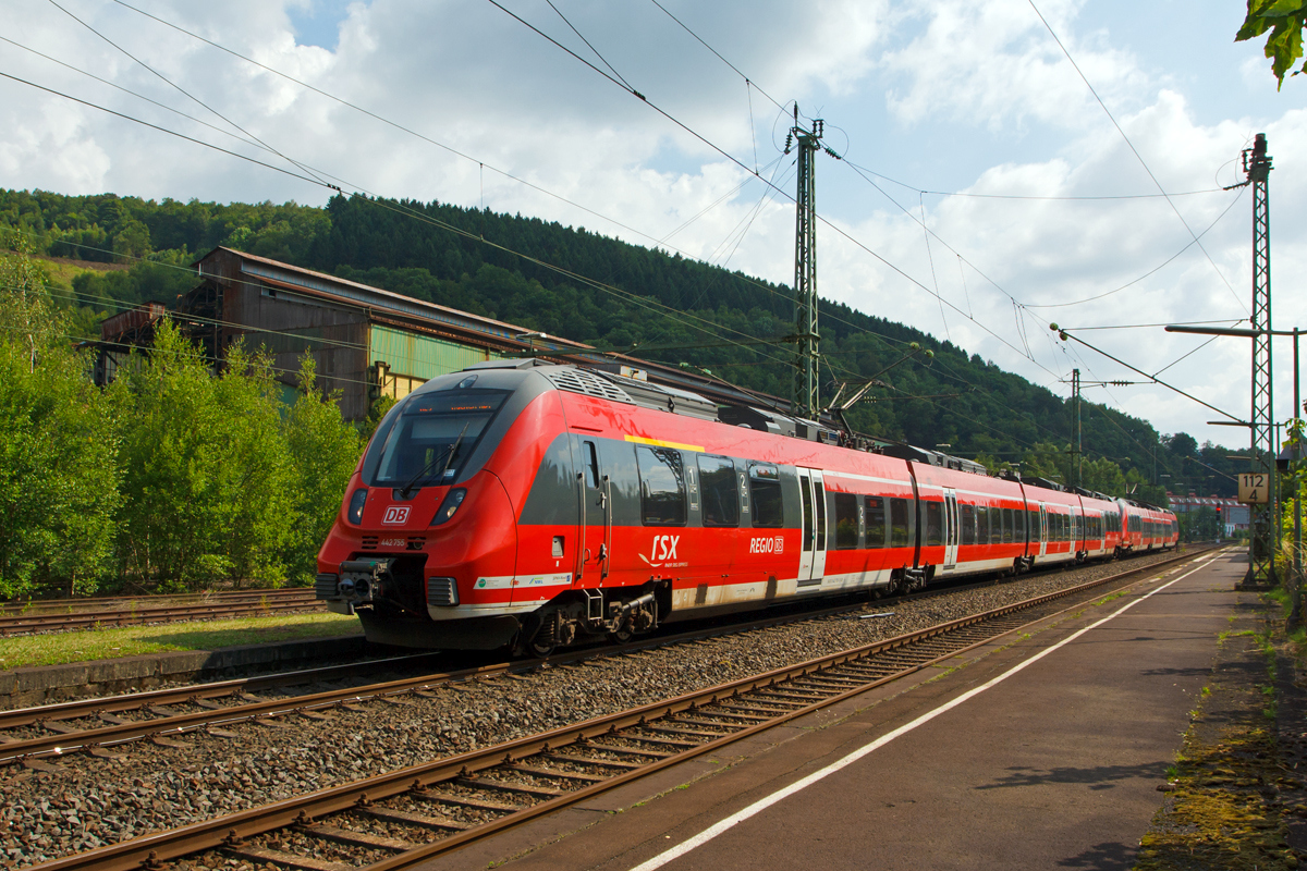 
Bis Mitte August 2014 ist für den RE 9 (rsx - Rhein-Sieg-Express) Aachen- Köln - Siegen in Niederschelden Endstation, der Grund dafür ist der Weiterbau der Hüttentalstraße (HTS) als B 62. Diese Hochstraße überquert in Niederschelden die Siegstrecke (KBS 460). 

Hier fahren zwei gekuppelte Bombardier Talent 2 bestehend aus 442 755 / 442 255 (vierteilig) und 442 602 / 442 102 (dreiteilig) am 10.07.2014 als RE 9 in den Bahnhof Niederschelden ein. 
Im Hintergrund die Charlottenhütte, ein ehemaliges Stahlwerk mit 3 Siemens-Martin-Öfen.