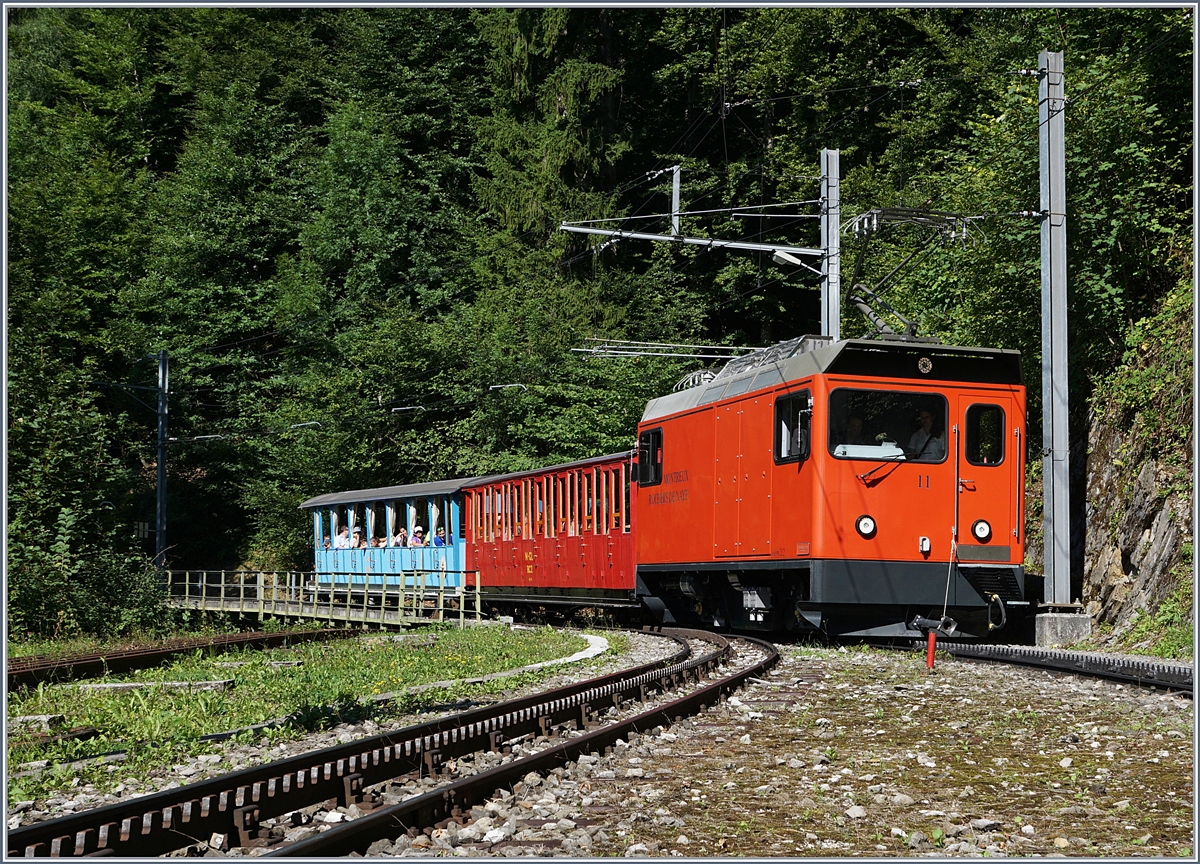  Bitte Türe schliessen  
Nun zeigt sich der  Belle Epoque  Rochers de Naye Zug in le Trembles mit der Hem 2/2 11 mit geschlossener Tür, gerade noch rechzeitig für ein Foto.
14. August 2017