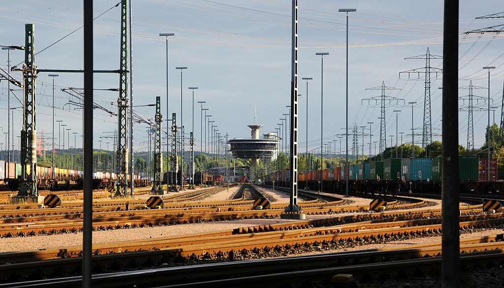 Blick in die Abstellgruppe und auf das Stellwerk HH-Waltershof(maximaler Bildausschnitt nach Aufnahme von öffentl.Standort). 01.09.2012