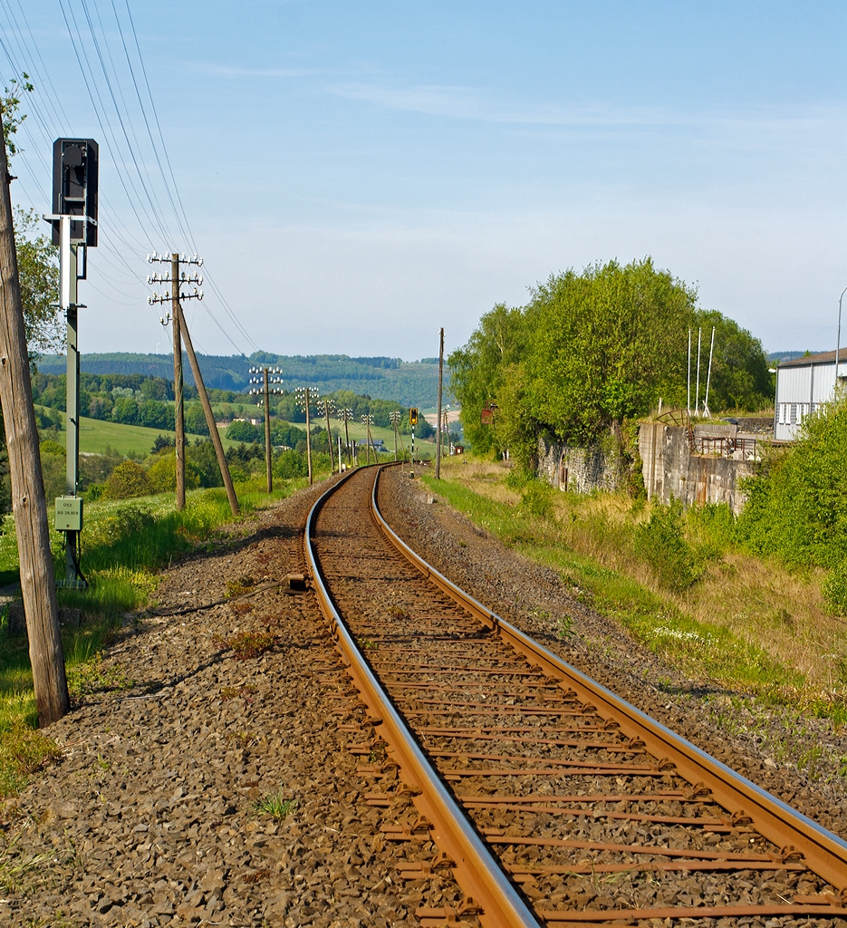 Blick auf die Bahnstrecke Limburg - Altenkirchen die DB Kursbuchstrecke (KBS 461), DB Streckennummer 3730, auch als Oberwesterwaldbahn bekannt am 05.05.2014 bei Enspel (Blickrichtung Nistertal). Hier gibt es nach teilweise Telegrafenmasten, zudem hat das Gleis teilweise (wie hier) Y-Schwellen. Recht liegen noch zwei alte Stumpfgleise von der ehem. Basaltverladung Anschlu�st. Enspel Adrian (Adrian Basalt GmbH & Co.KG). 

Die Oberwesterwaldbahn ist eine 65,1 km lange Nebenbahn von Limburg an der Lahn �ber Westerburg nach Altenkirchen (Westerwald) und weiter �ber Bahnstrecke Engers-Au nach Au an der Sieg durch den Westerwald. Die Strecke f�hrt durch Hessen und Rheinland-Pfalz. 

Streckenl�nge:  65,1 km
Spurweite:  1435 mm (Normalspur)
Streckenklasse:  D4
Maximale Neigung:  19 o/oo
H�chstgeschwindigkeit:  60 km/h
