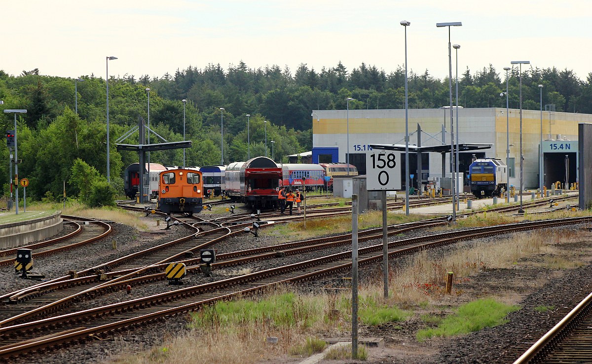 Blick auf das Bw Husum und auf den BTE Zug auf dessen Abfahrt gewartet wird...Husum 02.08.2017
