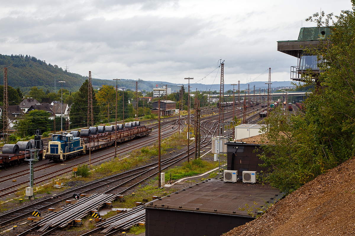 Blick auf den Rangierbahnhof Kreuztal am 14.09.2015:
Links ist die 365 695-6 (98 80 3365 695-6 D AVOLL) der Aggerbahn (Andreas Voll e.K., Wiehl), ex DB V 60 695, ex DB 261 695-1 sowie ex DB 361 695-0, mit einem Schienenzug (3 sechsachsige Schwerlastwagen der Gattung Samms 709) abgestellt.

Links unten zwei Balkengleisbremse unterhalb des Ablaufberges.
Die Balkenbremsen verzögern die ablaufenden Wagen, indem die Bremsbalken mit Verschleißschuhen seitlich gegen die Räder gepresst werden.  

Rechts erkennt man noch einen Teil vom Stellwerk Kreuztal Rangierbahnhof Süd – Krs.
