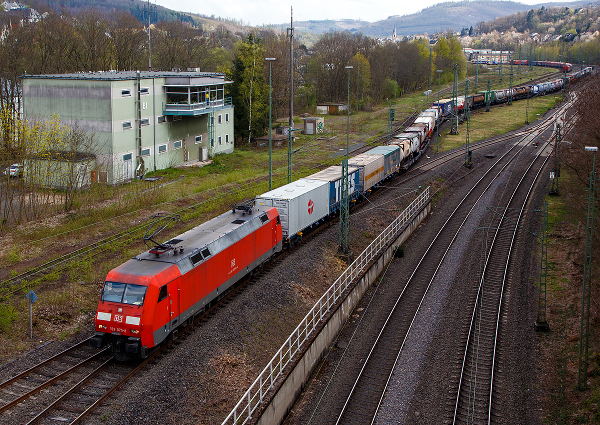 Blick auf den Rangierbahnhof (Rbf) Betzdorf/Sieg am 29.04.2021 (von der Br�cke in Betzdorf-Bruche, nun f�hrt die DB Cargo 152 075-8 (91 80 6152 075-8 D-DB) mit ihrem KLV-Zug weiter in Richtung K�ln. 
Links im Bild das Stellwerk Betzdorf/Sieg Fahrdienstleiter (Bf).
