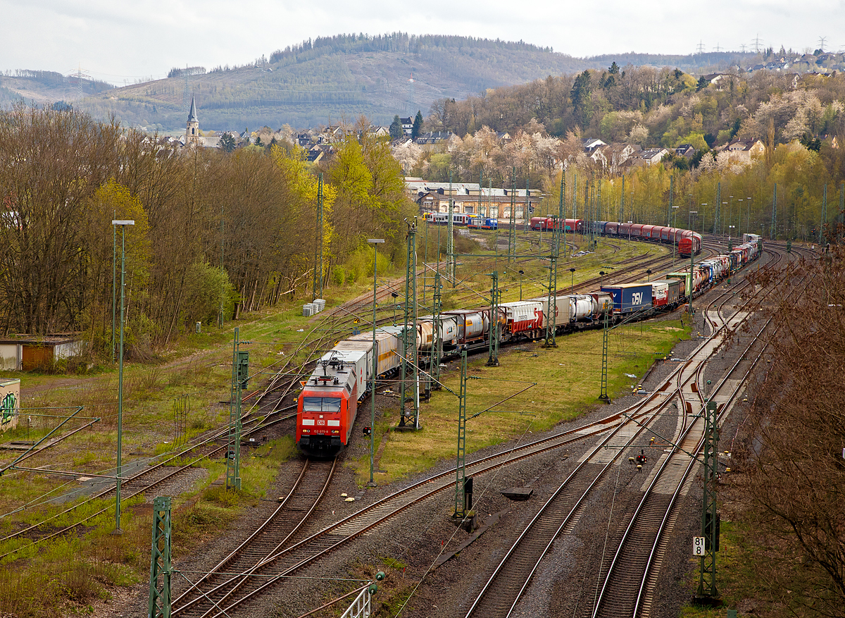 Blick auf den Rangierbahnhof (Rbf) Betzdorf/Sieg am 29.04.2021  (von der Br�cke in Betzdorf-Bruche, nun f�hrt die DB Cargo 152 075-8 (91 80 6152 075-8 D-DB) mit ihrem KLV-Zug weiter in Richtung K�ln.