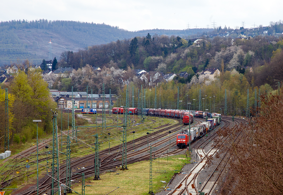 Blick auf den Rangierbahnhof (Rbf) Betzdorf/Sieg am 29.04.2021 (von der Br�cke in Betzdorf-Bruche), hier hat die DB Cargo 152 075-8 (91 80 6152 075-8 D-DB) mit ihrem KLV-Zug einen Stopp einlegt, gleich geht es weiter in Richtung K�ln.