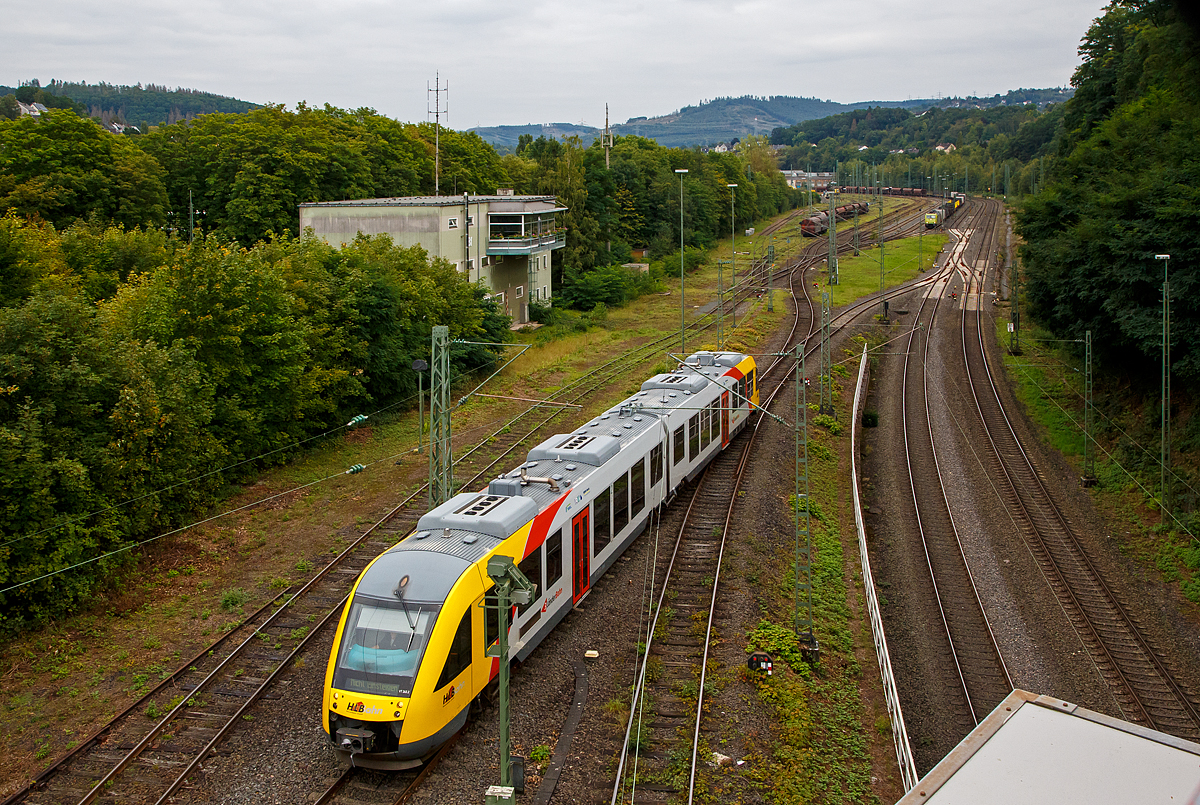 Blick auf den Rangierbahnhof (Rbf) Betzdorf/Sieg (von der Br�cke in Betzdorf-Bruche)........
Der VT 263 (95 80 0648 163-3 D-HEB / 95 80 0648 663-2 D-HEB) ein Alstom Coradia LINT 41 der HLB (Hessische Landesbahn), rangiert ungew�hnlich am 20.09.2021im Rbf Betzdorf (Sieg). Im Bereich der Abstellgruppe des Rbf Betzdorf (Sieg) finden z.Z. Bauarbeiten statt.

Links das Stellwerk Betzdorf/Sieg Fahrdienstleiter (Bf), hinten rechts hat die α 185 603-8 (91 80 6185 603-8 D-ATLU) einen leeren G�terzug abgestellt. 

Rechts sieht man das zweigleisige Hauptgleis der Siegstrecke.