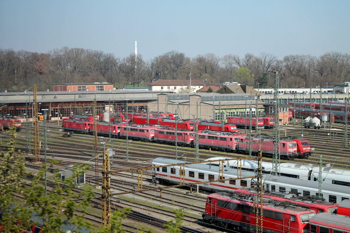 Blick aus dem ICE auf einen Teil der riesigen Abstellgruppe des Bw Stuttgart. 28.03.2017
