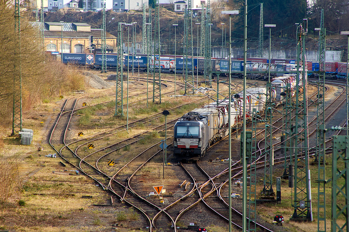 Blick von der Brücke in Betzdorf-Bruche....
MRCE Dispolok X 4 E – 701 / 193 701-0 (91 80 6193 701-0 D-DISPO), eine Siemens Vectron MS, istist am 12.03.2022, mit einem KLV-Zug, im Rangierbahnhof Betzdorf/Sieg abgestellt sind.

Die Siemens Vectron MS wurde 2018 von Siemens in München-Allach unter der Fabriknummer 22366 gebaut. Diese Vectron Lokomotive ist als MS – Lokomotive (Multisystem-Variante) mit 6.400 kW konzipiert und zugelassen für Deutschland, Österreich, Schweiz, Italien und Niederlande (D/A/CH/I/NL), sie hat eine Höchstgeschwindigkeit von 160 km/h. So ist es möglich ohne Lokwechsel vom Mittelmeer die Nordseehäfen Rotterdam oder Hamburg an zu fahren.