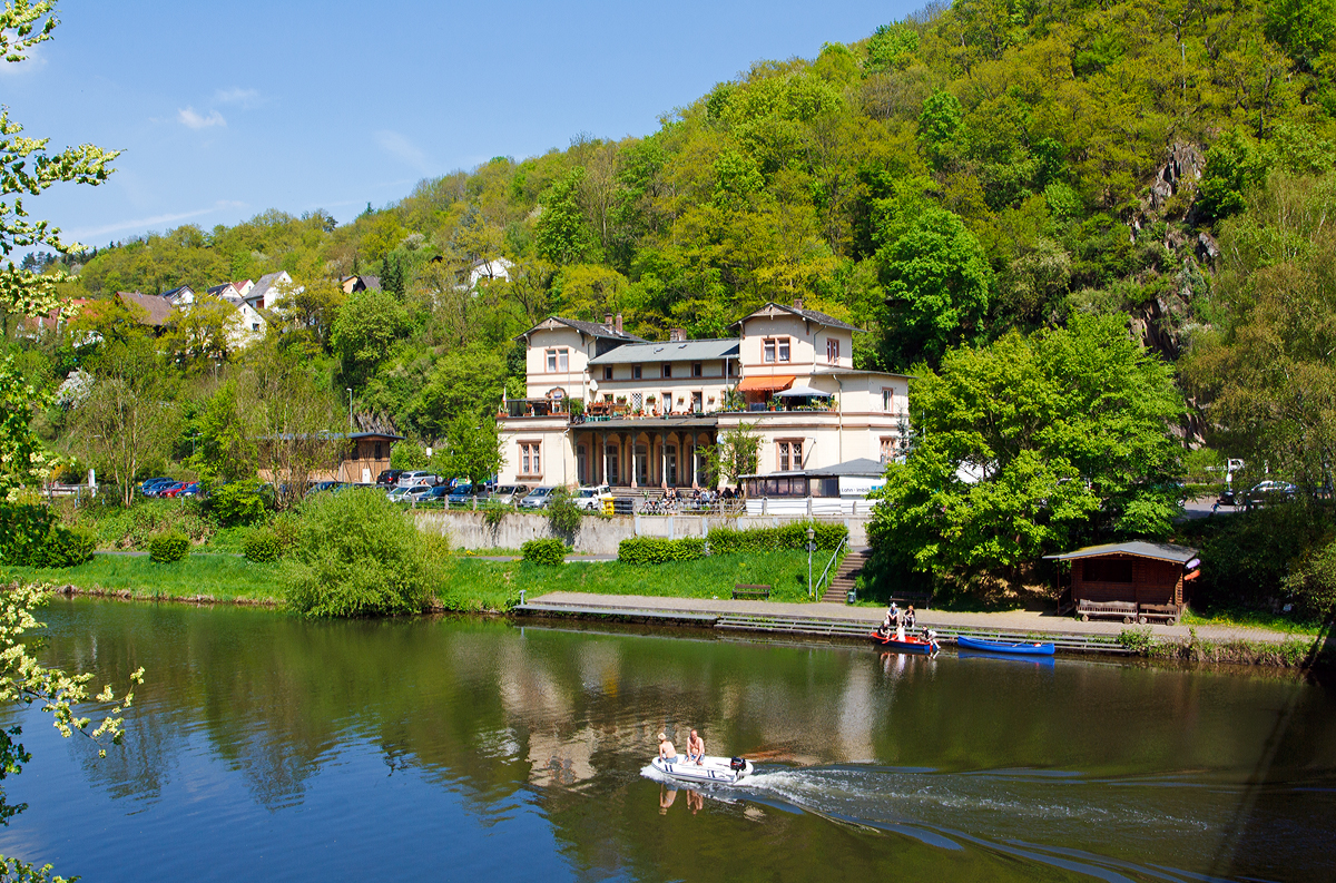 
Blick über die Lahn auf das Empfangsgebäude vom Bahnhof Balduinstein, an der KBS 625 - Lahntalbahn (km 61,4), am 05.05.2013.

Das spätklassizistische Bahnhofsgebäude entstand nach Plänen des Diezer Architekten Heinrich Velde, der auch zahlreiche weitere Bauten entlang der Bahnstrecke entwarf. Der zweigeschossige Bau wurde mit dreigeschossigen Eckbauten und laubenartiger Vorhalle sehr großzügig ausgeführt. Erzherzog Stefan Franz Viktor von Österreich, der sich seit 1850 in seine anliegende Grafschaft Holzappel zurückgezogen hatte, wünschte ein repräsentatives Empfangsgebäude für seine Gäste auf der soeben neu gestalteten Schaumburgund war in dieser Sache beim regierenden Adolph von Nassau vorstellig geworden.

Das für die herzoglichen Gäste vorgesehene  Fürstenzimmer , welches über einen eigenen Eingang vom Bahnhofsvorplatz sowie Bahnsteigzugang verfügte, erwies sich mit 15 Quadratmeter Grundfläche spätestens im Sommer 1863 als zu klein. Erzherzog Stefan bat daraufhin darum, auch  das Eckzimmer des ersten Stockes  als Warteraum für seine Gäste nutzen zu dürfen. Heutzutage wird das  Fürstenzimmer  als regulärer Bahnsteigzugang für alle Fahrgäste genutzt.

Am 9. September 1991 wurde das Bahnhofsgebäude in die Denkmalliste des Landes Rheinland-Pfalz aufgenommen. Die Kreisverwaltung des Rhein-Lahn-Kreises teilte dazu mit, der Bahnhof Balduinstein sei  ein Zeugnis des künstlerischen Schaffens und des technischen Wirkens [.....] im Lahntal . Zudem sei das Gebäude  kennzeichnendes Merkmal  des Ortes, an der Erhaltung und Pflege bestehe aus städtebaulichen wie künstlerischen Gründen öffentliches Interesse. 