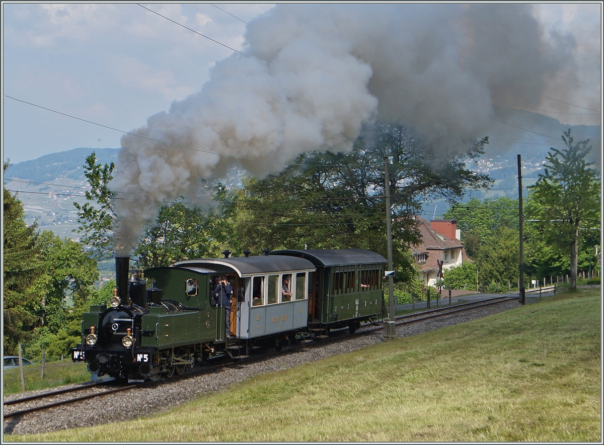 BLONAY-CHAMBY PINGSTFESTIVAL 2015: Die G 3/3 N 5 erreicht mit ihrer Fotowolke Chaulin.
25. Mai 2015