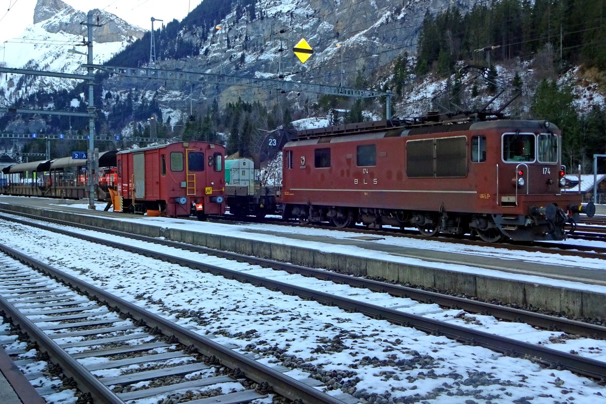 BLS 174 steht am 2 Januar 2020 bei der Autoverladerampe in Kandersteg.