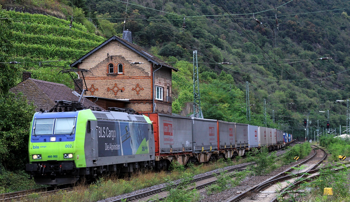 BLS 4485 002-4 mit VanDijk KLV/Containerzug. Kaub 16.09.2021