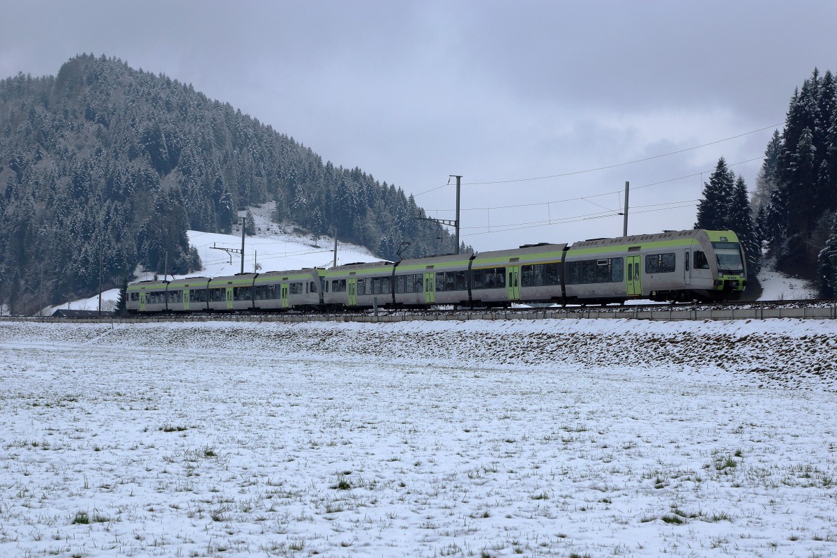 BLS: Als Ersatz für die EW III Pendel werden die RE Bern-Luzern ab dem Fahrplanwechsel 2015 mit RABe 535  Lötschberger  geführt. Am 26. Februar 2016 konnte ein RE auf der Fahrt nach Luzern zwischen Trubschachen und Wiggen fotografiert werden.
Foto: Walter Ruetsch