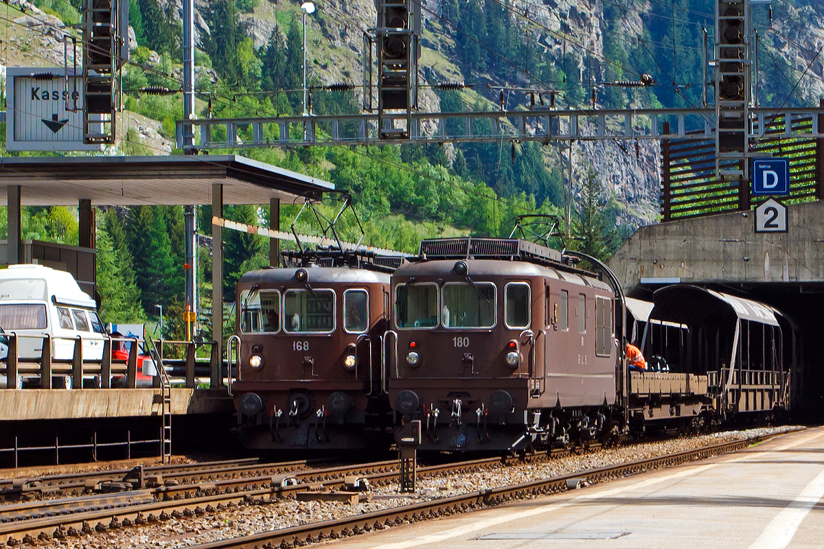 
BLS Autoverlad L�tschberg im Bahnhof Goppenstein am 28.05.2012. Die BLS Re 4/4 168  Baltschieder  (Re 425 168) und die BLS Re 4/4 180  Ville de Neuch�tel  (Re 425 180) stehen mit den Autoverladez�gen bereit.
