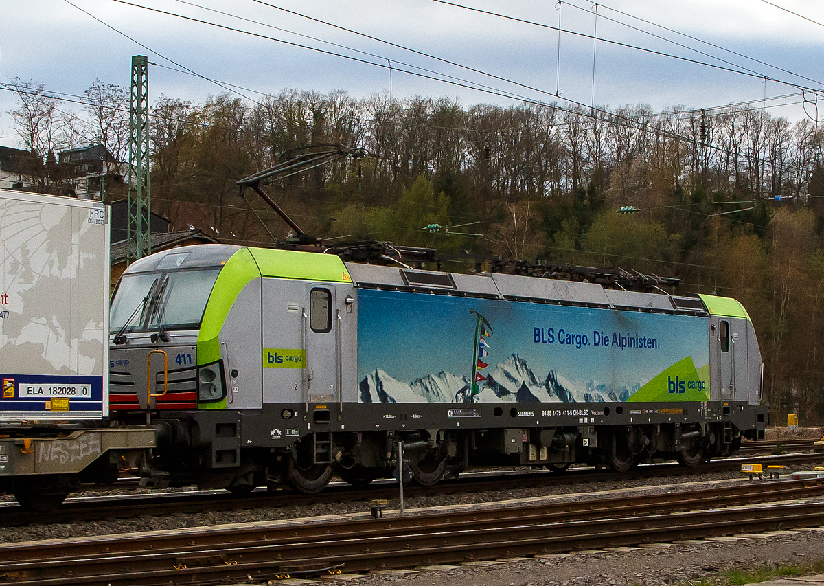 BLS Cargo. Die Alpinisten. .....
Die BLS Cargo 411 – Re 475 411-5 (91 85 4475 411-5 CH-BLSC) fährt am 17.04.2021 mit einem KLV-Zug durch Betzdorf/Sieg in Richtung Köln.

Die Siemens Vectron MS wurden 2017 von Siemens unter der Fabriknummer 22072 gebaut, sie hat die Zulassungen für CH/ D/ A/ I / NL und kann so vom Mittelmeer bis an die Nordsee ohne Lokwechsel durchfahren.