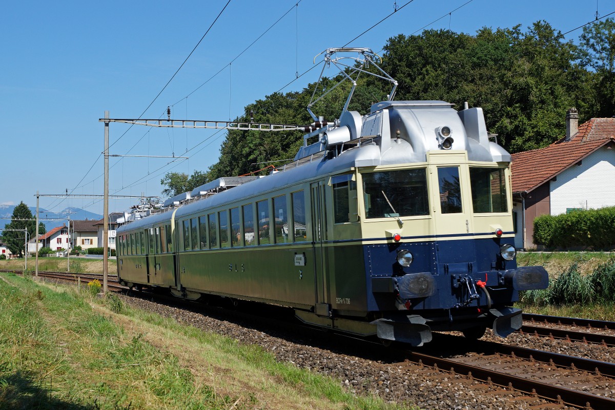 BLS: Der BLAUE PFEIL BCFe 4/6 736 auf Geburtstagsfahrt bei Busswil am 22. August 2015.
Foto: Walter Ruetsch