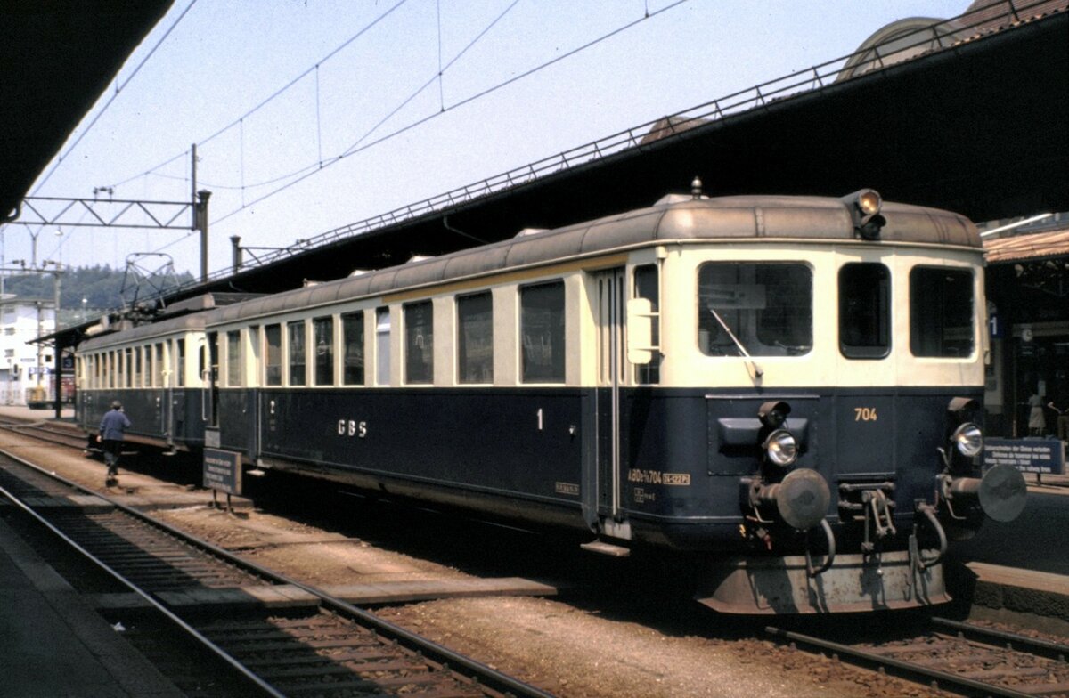 BLS-Gruppe GBS ABDe 2/8 Nr.704 Triebwagen mit Steuerwagen voraus in Spiez am 28.07.1980. Inbetriebsetzung 1938; L�P 42,10 m; Dienstgewicht 64t; Leistung 480 PS; V max 110 kh/h.