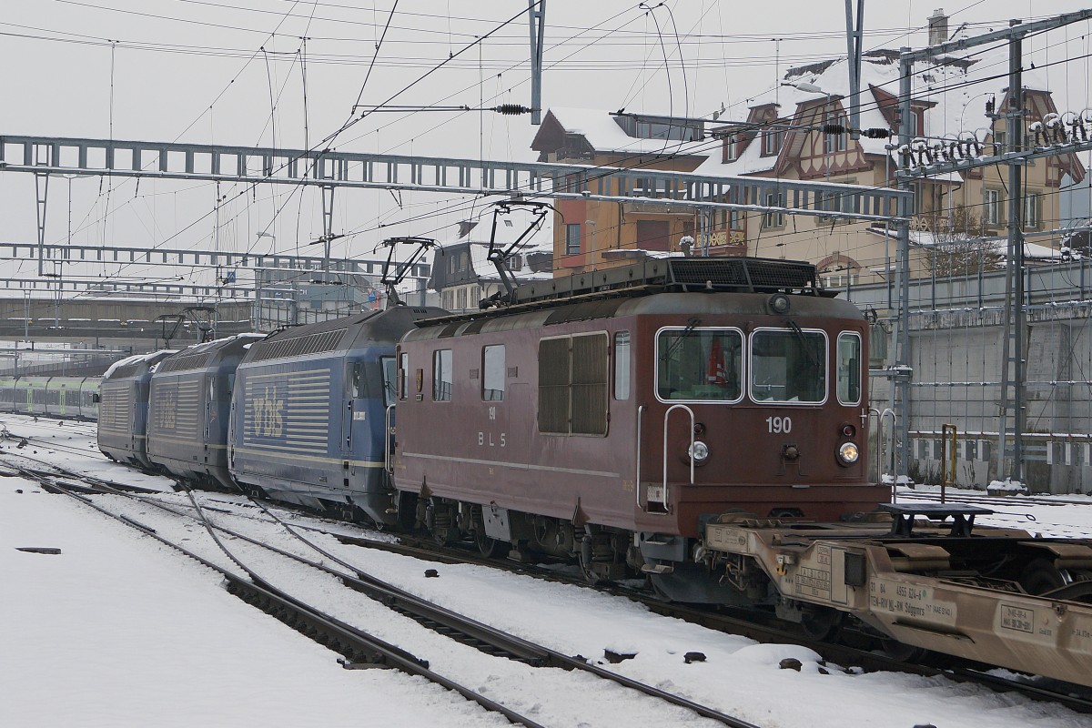 BLS: Güterzugsverstärkung in Spiez vom 2. Januar 2014. Der von Weil am Rhein im Bahnhof Spiez einfahrende LKW-Walter Blockzug mit der Re 465 011-5 und der Re 4/4 190 wurde für die Weiterfahrt nach Domodossola mit zwei weiteren Re 465 verstärkt. An der Zugsspitze der nicht alltäglichen Vierfach-Traktion wurde die 465 014-9 eingereiht.
Foto: Walter Ruetsch