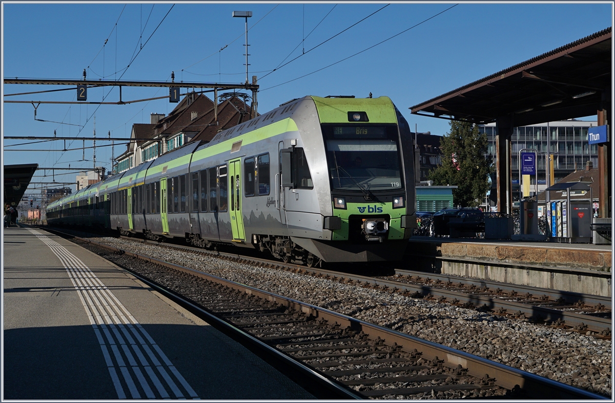 BLS  Lötschberger  nach Brig und Zweisimmen (geflügelt wird in Spiez) bei der Ausfahrt in Thun. 
29. Okt. 2016