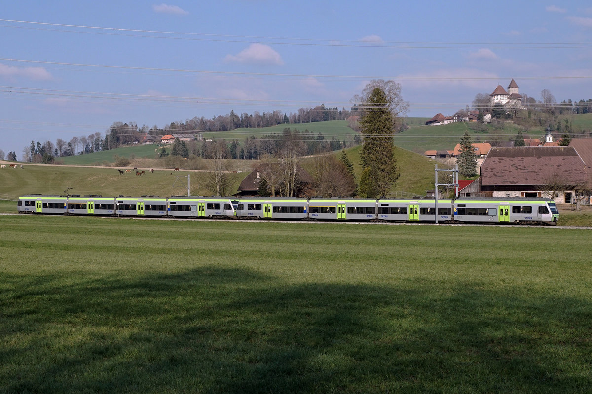 BLS RABe 525 NINA im Doppelpack als S 44 Ramsei-Sumiswald am 3. April 2020. Besondere Beachtung gilt dem Schloss Trachselwald aus dem 13. Jahrhundert.
Foto: Walter Ruetsch 
