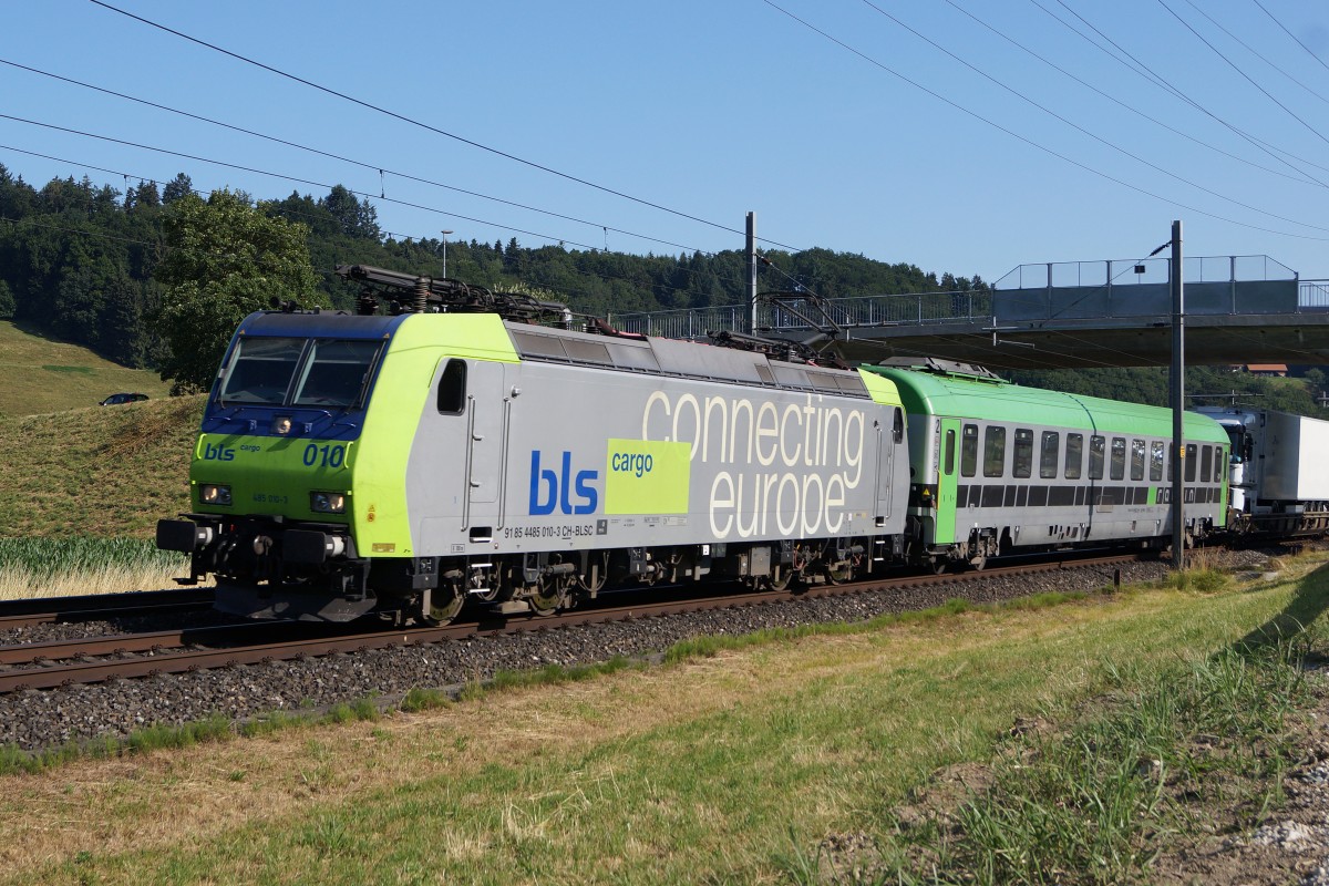 BLS: Re 485-010-3 bei Hermiswil am 11. Juli 2015.
Foto: Walter Ruetsch