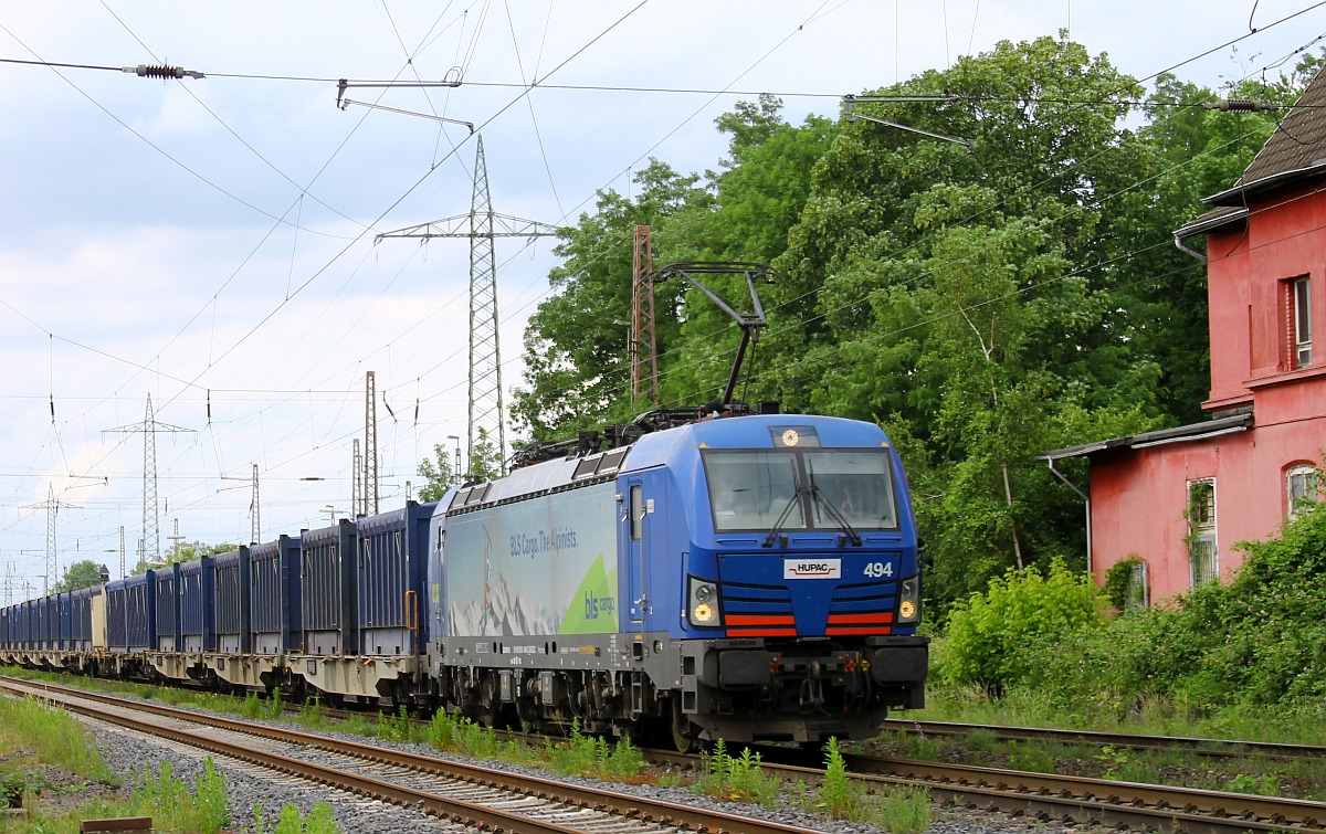 BLSC/HUPAC 193 494-2 fährt mit einem Containerzug am alten Empfangsgebäude von Ratingen-Lintorf vorbei. 10.06.2022