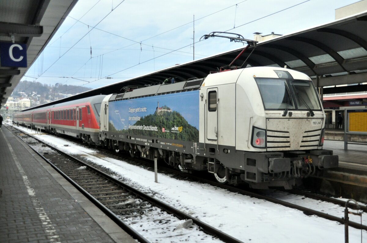 Bonusbild: 193 247 Siemens Vectron 91 80 6193 247-4 D-ELOC mit IRE 200 in Ulm am 20.12.2022.