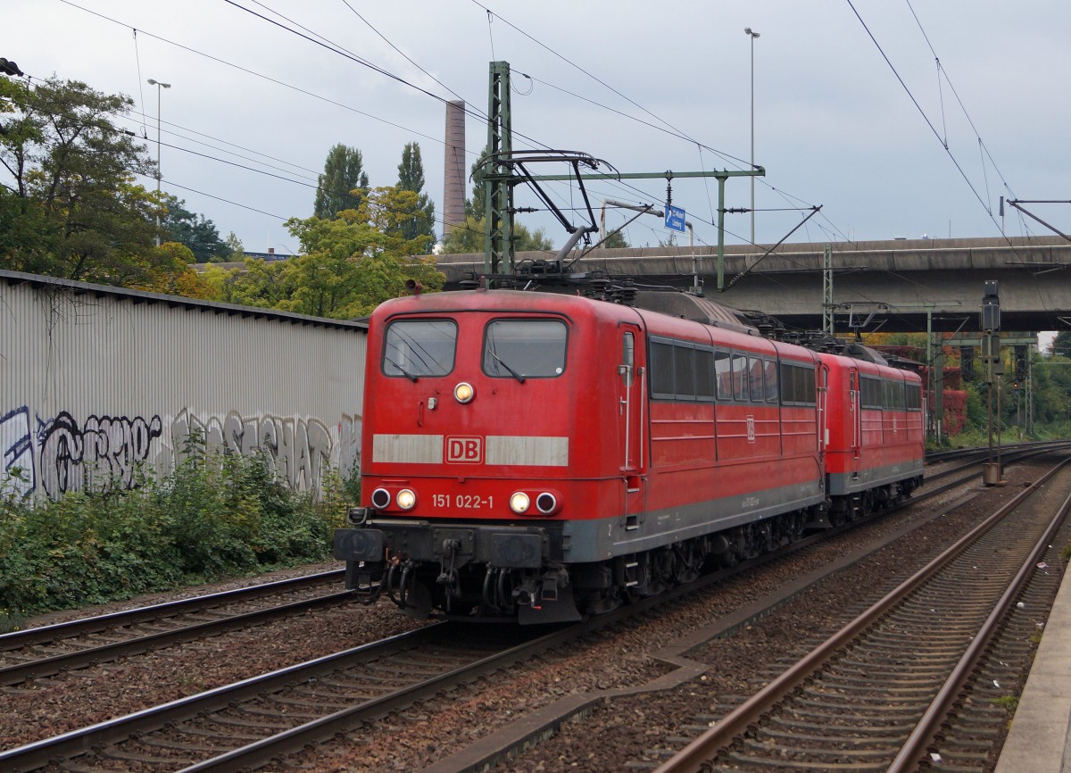BR 151: Die 151 022-1 und 151 64-3 als Lokzug in HAMBURG HARBURG am 14. Oktober 2015.
Foto: Walter Ruetsch