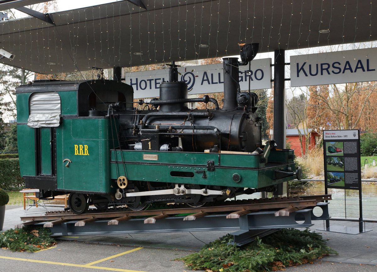 BRB: Zur Zeit pr�sentiert sich die �lteste Lok Nummer 1 der BRB vor dem Kursaal in Bern (28.11.2016).
Foto: Walter Ruetsch
