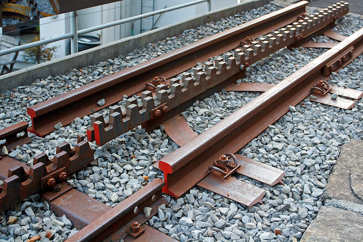 
Brienz Rothornbahn 01.10.2011: 
Der Unterschied zwischen den alten Schienentyp S 20 unten und oben der neu geplanten Schienentyp S 49 mit neuartige Y-Schwelle und Schienenhalter mit Vossloh-Klemme. 

Vorteile des neuen Gleissystem: 50 % weniger Schwellen pro km Gleis; Geringerer Schotterbedarf; Ruhiger Lauf des Rollmaterials durch versetzte Befestigungspunkte; Grosse Steifigkeit der Konstruktion. Die Zahnstangen vom System Abt sind dabei die selben und werden nur nach Verschleiß erstetzt. Die Spurweite vom Gleis beträgt 800 mm, die Zahnteiung der Zahnstange beträgt 120 mm. 