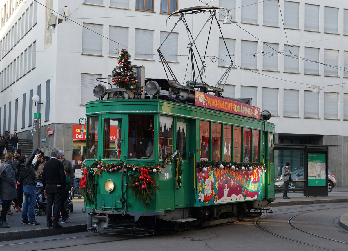 BVB: Mit der Weihnachtsstrassenbahn  M�rlitram  Basel unterwegs am 17. Dezember 2016.
Foto: Walter Ruetsch