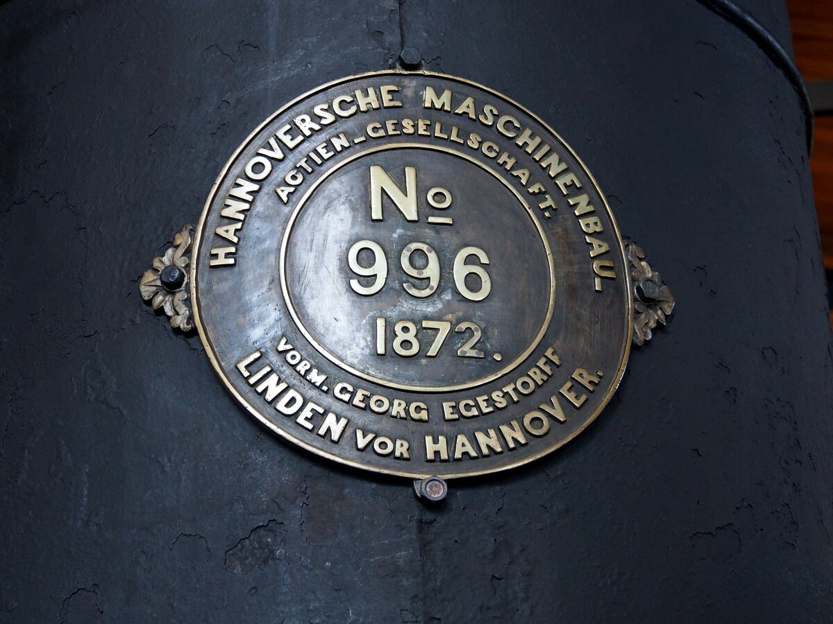 C-Dampflok 996  Hannover  im Technik Museum in Berlin am 06.10.2016. Von Hannoversche Maschinebau AG vormalsGeorg Egestorff in Linden vor Hannover, Baujahr 1872. Fabrikschild.