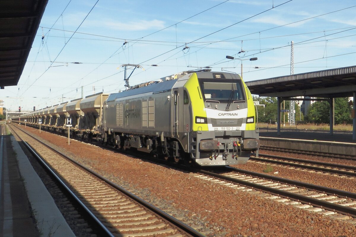 CapTrain 159 102 zieht ein Sch�tterzug durch Berlin-Sch�nefeld Flughafen am 18 September 2020.