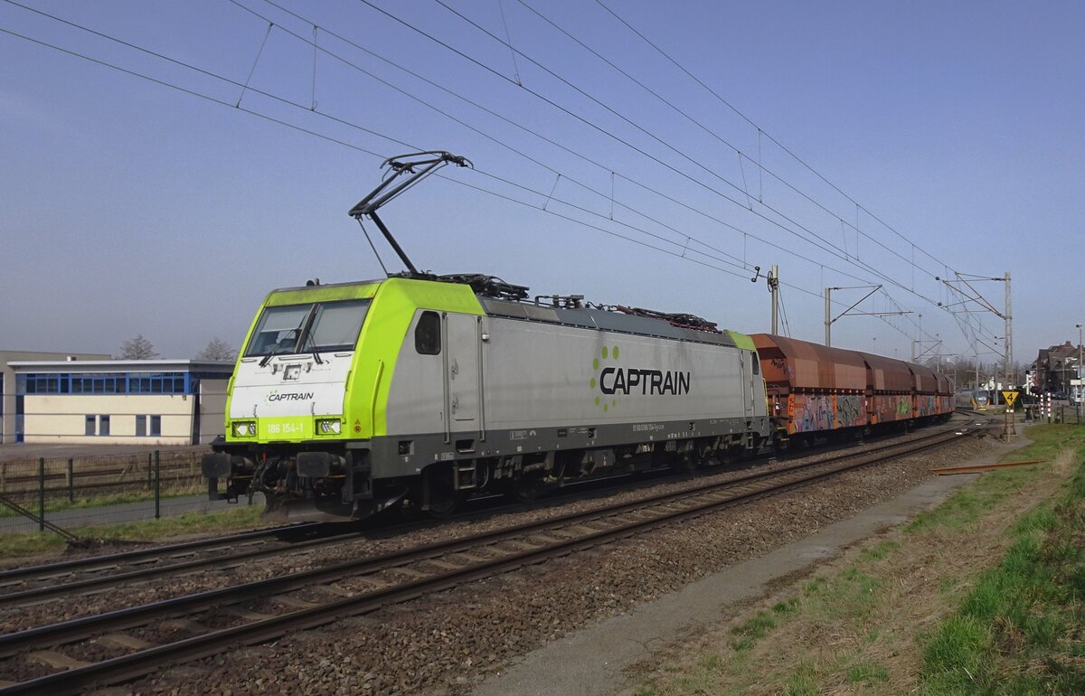 CapTrain 186 154 schleppt ein Kohlezug durch Venlo Vierpaardjes ins Deutschland am 16 M�rz 2022.