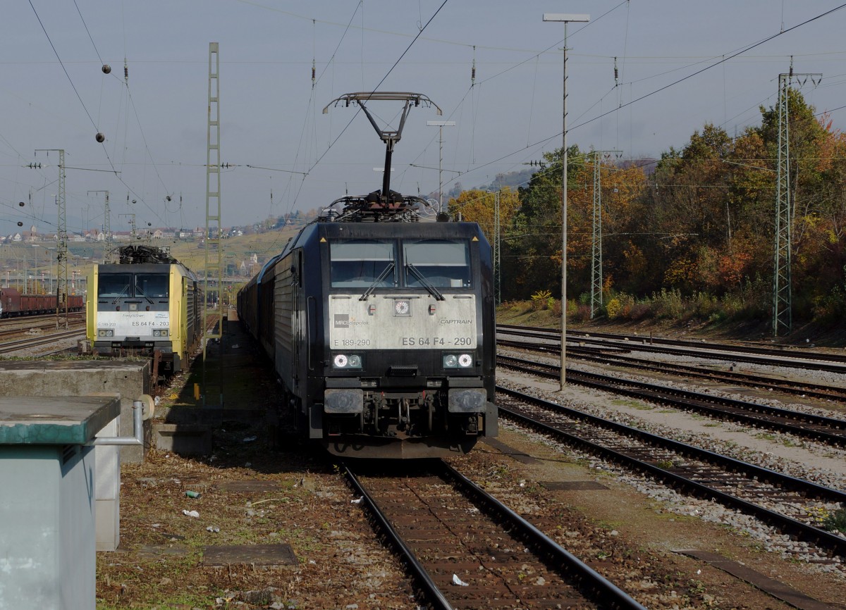 CAPTRAIN: Die MRCEdispolok E 189-290 im Dienste von CAPTRAIN bei der Bahnhofsdurchfahrt Weil am Rhein vom 30. Oktober 2015 anl�sslich einer seltenen Begegnung mit der Freightliner ES 64F4-203.
Foto: Walter Ruetsch