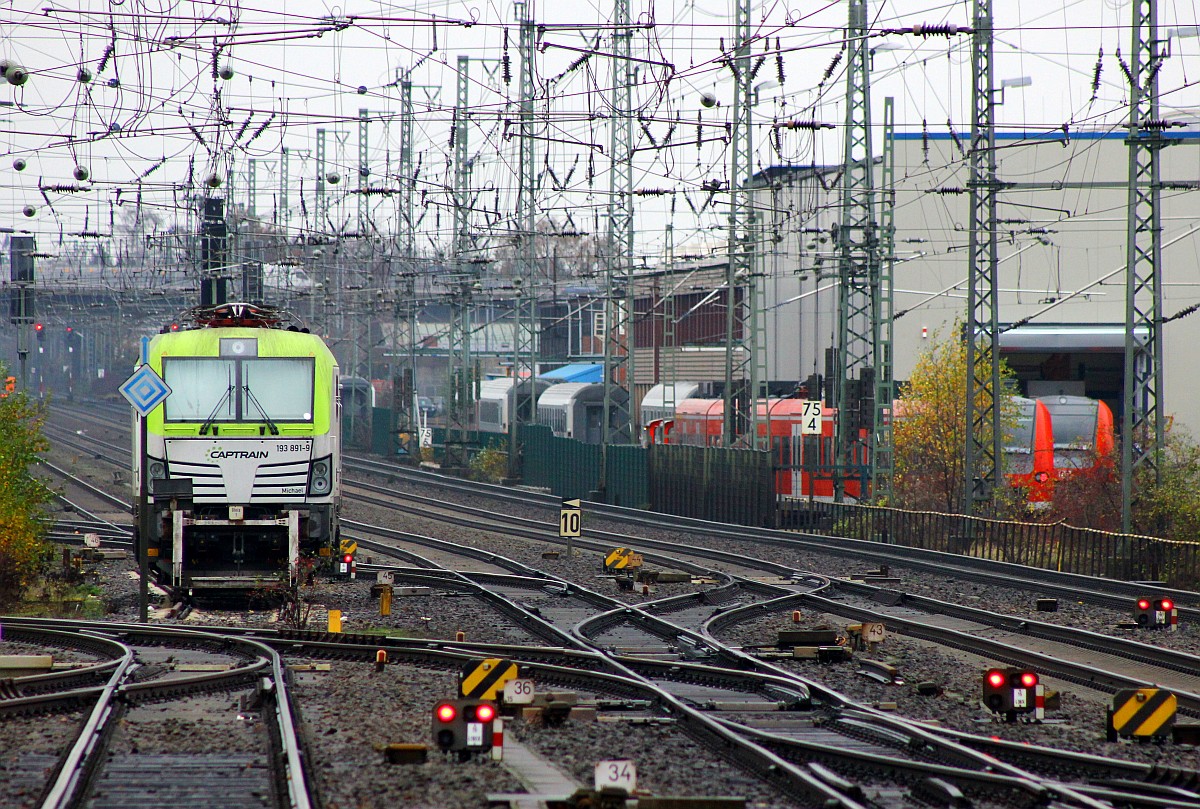Captrain/ITL 6193 891-9 abgestellt in Neum�nster, rechts zieht eine K�f Doppeltraktion einen ET 425 der S-Bahn Hannover durch das Aw und ein ET 425 steht in der Werkhalle. Bild 1 mit relativ dunklen Lichtverh�ltnissen. Neum�nster 16.11.2015 (02100)