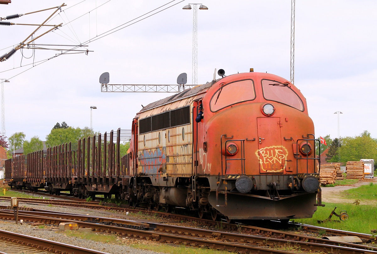 Captrain/Railcare Litra MY 1122 rangiert hier die kurz zuvor angelieferten leeren Rungenwagen des Typs Snps719 in die Abstellung zwecks späterer Beladung mit Holz. Padborg 04.05.2014