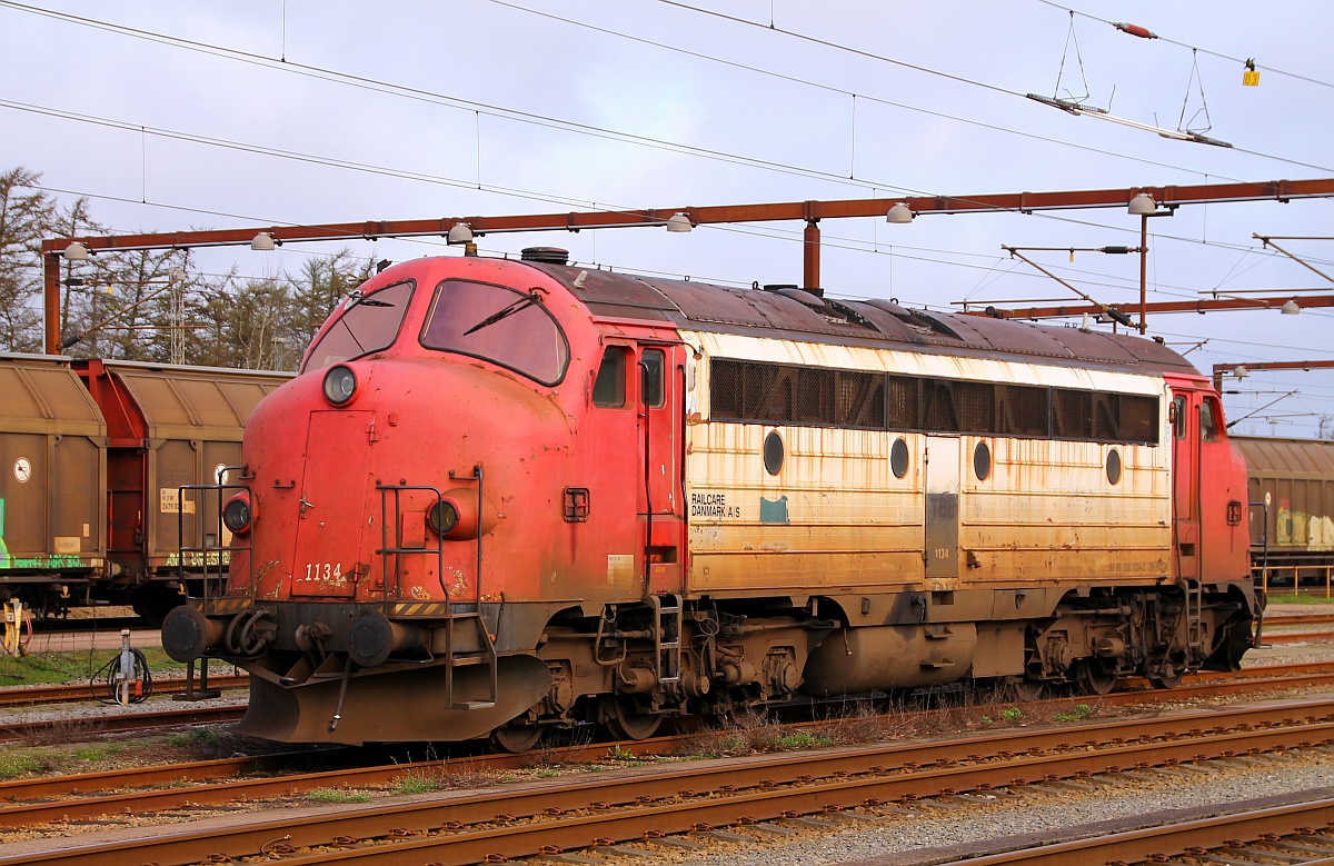 Captrain/Railcare Litra MY 1134(92 86 000 1134-2 DK-RCDK)die äusserlich eher nach einer  Verbenderung  aussieht sonnt sich hier im Grenzbahnhof Padborg/DK. 09.04.2014