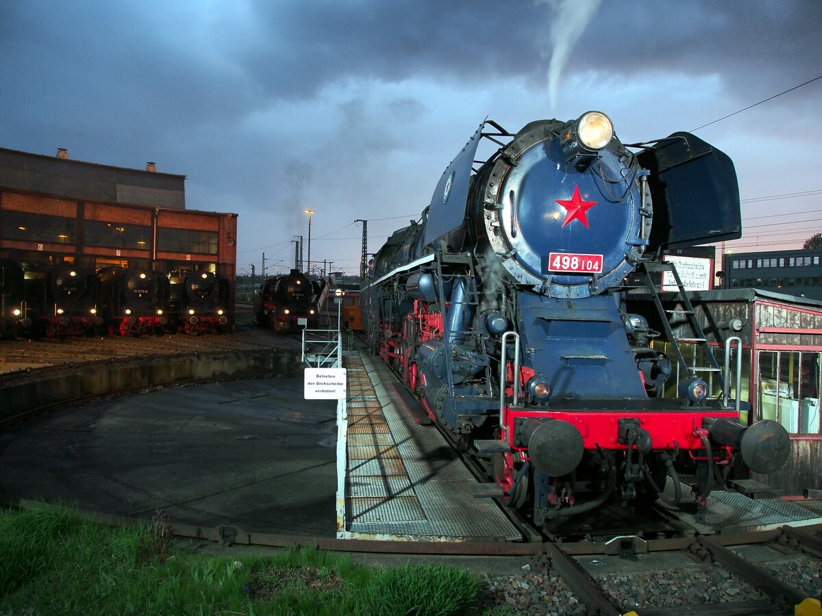 CD 498 104 bei der Nachtfotoparade im Bw Dresden Altstadt beim 8.Dampfloktreffen am 15.04.2016.