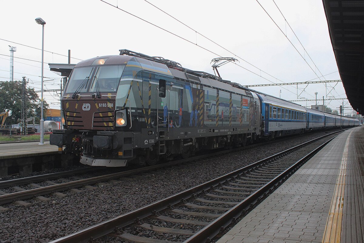 CD Werbevectron 193 568 steht mit ein EC aus Zilina am regnerischen 25 September 2025 in Kol�n.