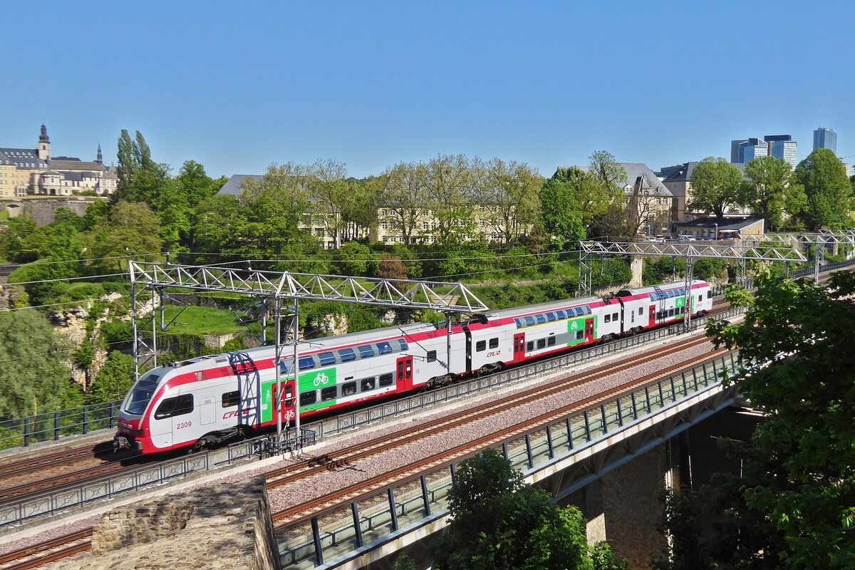 CFL 2309 hat vor kurzem den Bahnhof von Luxemburg auf der Nordstrecke in Richtung Troisvierges verlassen. 01.06.2021
Endlich ist die neue Fotostelle in der Stadt Luxemburg zugänglich, Baustelle beendet, zusehen ist das neue 4 Gleisige Teilstück, rechts 2 Gleise in Richtung Wasserbillig Linie 60, links 2 Gleise in Richtung Troisvierges, Linie 10.
