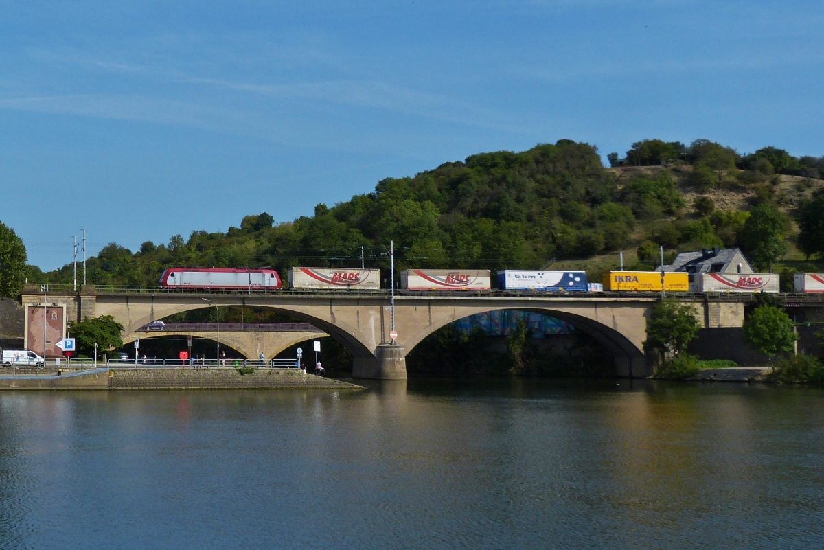 CFL 4012 mit abgesenktem Stromabnehmer mit einem Güterzug am hacken auf der Sauerbrücke (Grenzbrücke zwischen Deutschland und Luxemburg) kurz vor Wasserbillig, aus Richtung Trier in Richtung Bettemburg unterwegs. Aufgenommen von der Terrasse am Moselufer in Oberbillig. 19.12.2021
