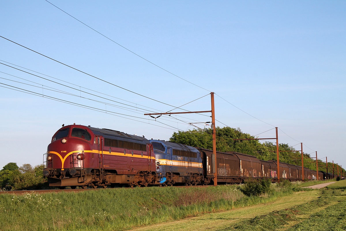 CFL Cargo DK MY 1146 und Contec MY 1158 mit dem Gipsplatten-Express aufgenommen in Fårhus bei Padborg/DK.